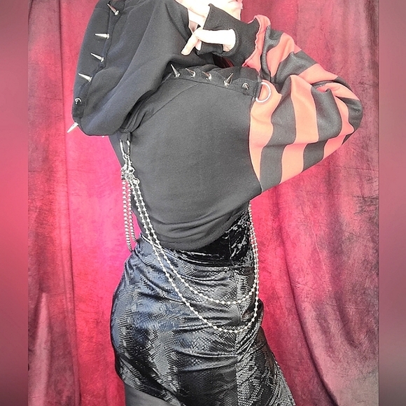 House of Widow Cropped Hoodie🖤❤️ - Picture 4 of 8